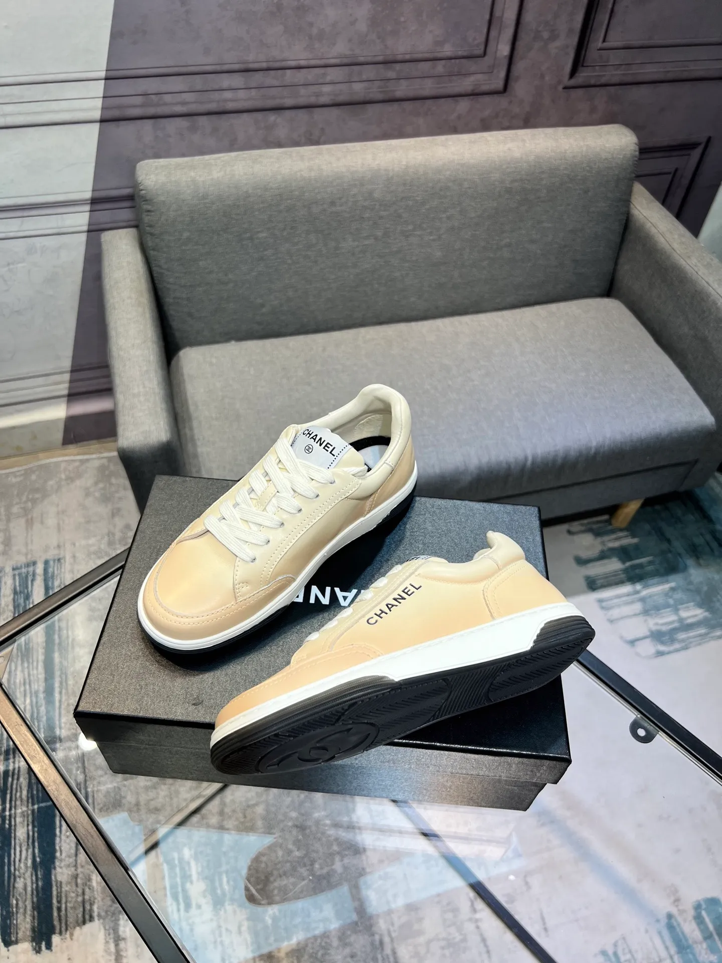 Men's men's shoes💰660 Exclusive real shots (top version) CHANEL Chanel's new panda sneakers Panda shoes Chanel 2025ss color matching thick-soled casual sports shoes sneakers Counter synchronization The counter is very popular Very difficult to buy a shoe The most popular thick-soled panda shoes on the Internet It is obvious that Xiaoxiang control cannot miss it Simple and versatile white shoes that have both good looks and comfort Thick sole increases height, is super versatile and can be worn with eyes closed😍 Whoever wears it will look better. Upper: calfskin. Lining: imported sheepskin lining. Outsole: TPU original outsole. Size: 35-44 (41 for women, 40 for men, custom made).